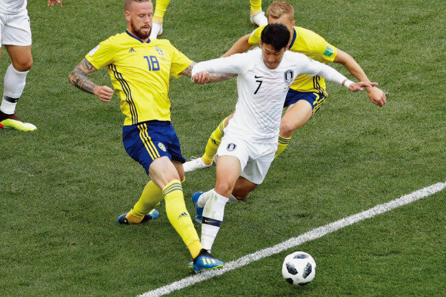 손흥민이 상대팀 문전에서 분전하고 있다. [동아DB]