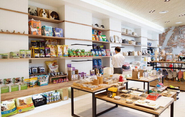 ‘비쇼네’에서는 다양한 반려동물 용품을 쇼핑하면서 반려견 미용 및 스파 서비스도 받을 수 있다.