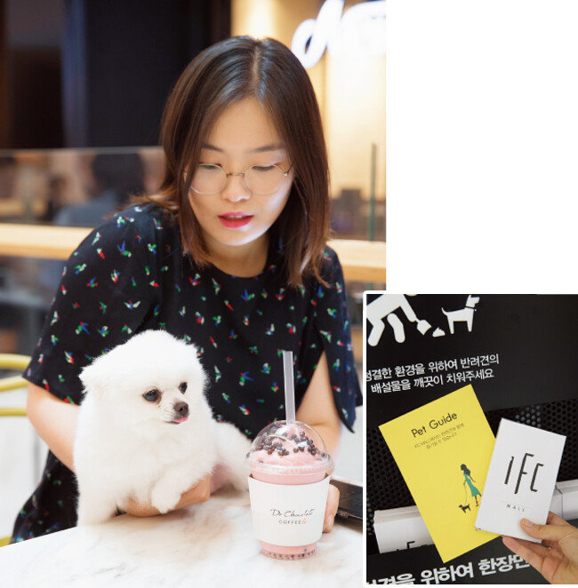 IFC몰 디초콜릿 매장에서 포메라니안 곰이와 카페놀이를 했다(왼쪽). IFC몰 곳곳에 배치된 위생봉투.