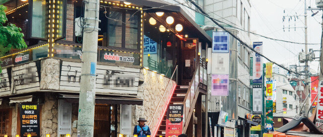 서울 노량진 골목 입구. 큰 음식점부터 노래방, 카페 등 여느 번화가와 다를 바 없는 분위기다. [박세준 기자]