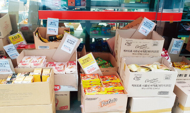 노량진의 싼 물가를 단적으로 보여주는 마트 진열 상품들. [박세준 기자]