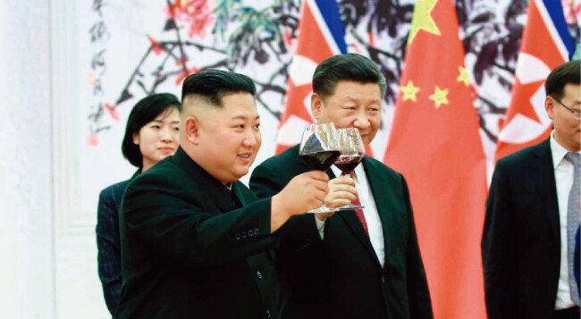 중국은 김정은 북한 국무위원장이 돌아간 후 그의 방중 사실을 밝히던 관례를 깨고 6월 19일 당일 김 위원장이 베이징에 도착한 것을 언론에 알렸다. 이는 북·중 관계가 탄탄하다는 점을 자랑해 도널드 트럼프 미국 대통령의 대북전략을 뒤흔들려는 양측의 전략으로 보인다. [뉴시스]