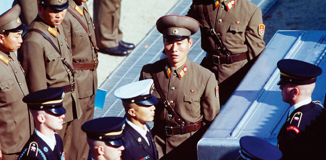 1998년 11월 6일 북한군이 판문점에서 미군 유해가 들어 있는 관을 전달하고 있다. [미국 국방부 웹사이트]