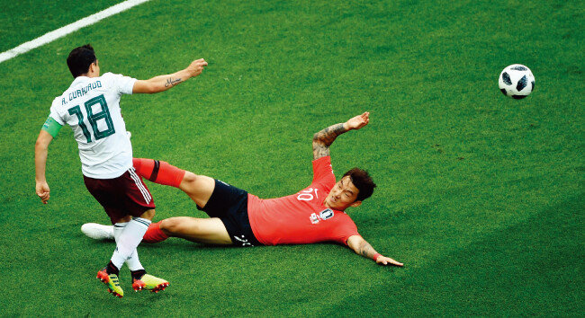 6월 23일 멕시코와 일전에서 핸드볼 반칙을 범한 장현수. [동아DB]