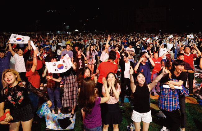 서울시청 앞 광장에서 2018 러시아월드컵 조별리그 독일전 거리응원에 나선 시민들이 한국 대표팀의 승리에 환호하고 있다. [박해윤 기자]