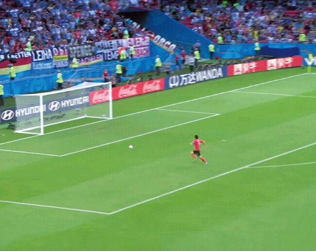 손흥민이 골키퍼가 자리를 비운 독일 골대를 향해 질주하고 있다. [유튜브 캡처]