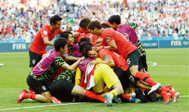 경기가 끝나자 뭉쳐서 환호하는 국가대표팀 선수들. [뉴시스]
