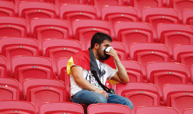 텅 빈 카잔 아레나에 혼자 남은 독일 관객이 침울한 표정을 짓고 있다. [뉴시스]