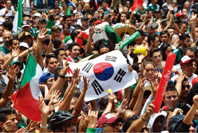 주멕시코 한국대사관 앞에 모인 멕시코 국민들. [AFP=뉴스1]