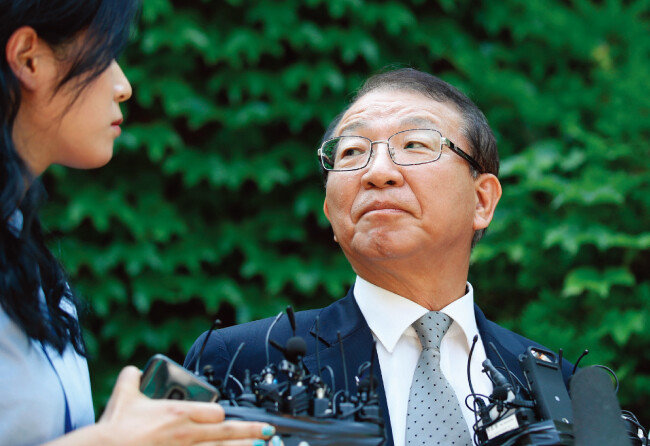 양승태 전 대법원장이 6월 1일 오후 경기 성남시 자택 인근에서 ‘재판거래’ 의혹과 관련한 입장을 발표하고 있다. [뉴시스]