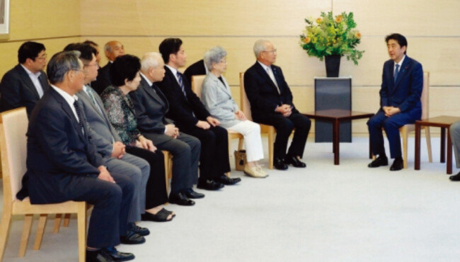 6월 14일 아베 신조 일본 총리(오른쪽)가 일본인 납북 피해자 가족들을 만나고 있다. [일본 총리실 웹사이트]