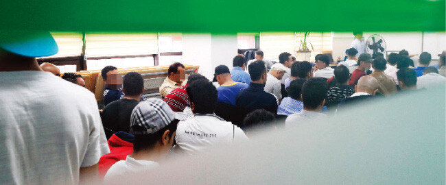 6월 29일 제주시 제주이주민센터에서 예멘인 난민신청자들이 국가인권위원회의 인권상담을 위해 대기하고 있다. [뉴스1]