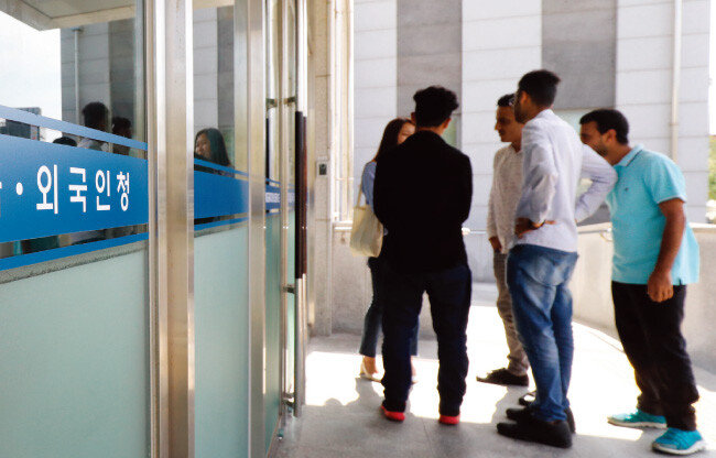 6월 25일 제주시 제주 출입국 · 외국인청 앞에서 예멘인 난민신청자들이 구직상담을 위해 대기하고 있다. [뉴스1]