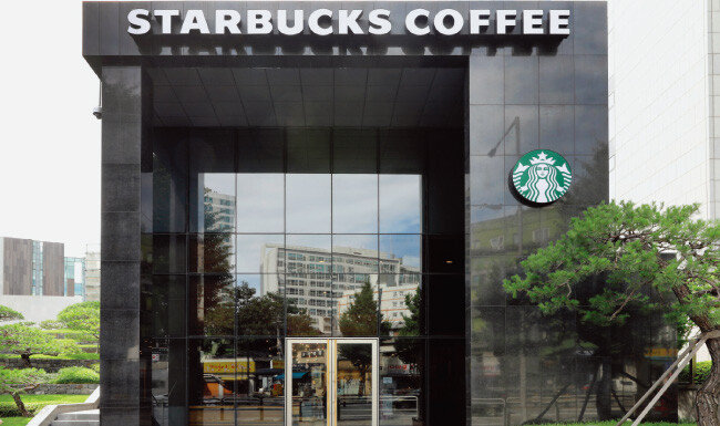 8월부터 매장 내 일회용컵 사용 적발 시 과태료가 부과된다. 사진은 서울 서대문구 스타벅스 매장. [이건송 인턴기자]