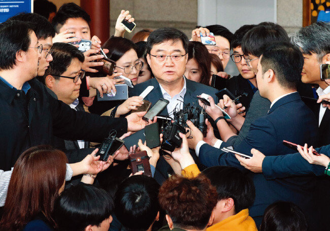 구성훈 삼성증권 대표이사가 4월 10일 오전 서울 영등포구 여의도 금융투자협회에서 열린 ‘증권회사 대표 간담회’를 마친 후 기자들의 질문 공세를 받고 있다. [동아DB]