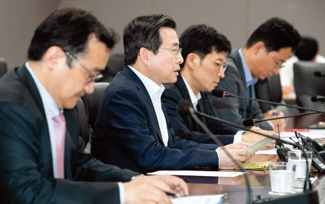 김용범 금융위원회 부위원장(왼쪽에서 두 번째)이 6월 14일 서울 종로구 정부서울청사에서 열린 ‘P2P대출 감독 강화를 위한 관계기관 합동 점검회의’에 참석해 발언하고 있다. [뉴스1]
