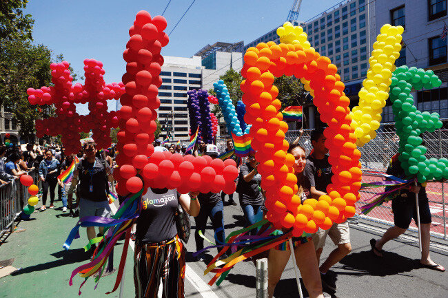 6월 24일 미국 캘리포니아주 샌프란시스코 도심에서는 ‘2018 LGBT 프라이드 퍼레이드’가 대대적으로 펼쳐졌다. [뉴시스=AP]