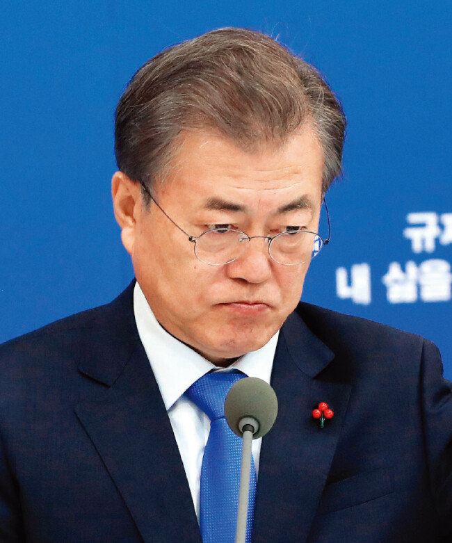 1월 22일 문재인 대통령이 청와대에서 열린 ‘규제혁신 대토론회’에 참석해 굳은 표정으로 생각에 잠겨 있다. [청와대사진기자단]