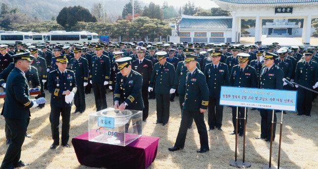 1월 25일 서울 국립서울현충원에서 청계산 물로 세심식을 한 이석구 국군기무사령관. 이 행사 직후 국가기무사령부가 국방부에 보낸 문서 가운데 계엄 관련 문건이 있었다. [동아일보]