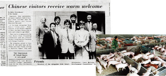 시진핑 중국 국가주석이 정딩현 당서기 시절 미국 아이오와주를 방문한 내용을 다룬 ‘머스카틴 저널’ 기사(왼쪽). 중국 한 농민이 돼지에게 줄 사료를 운반하고 있다. [차이나 데일리]