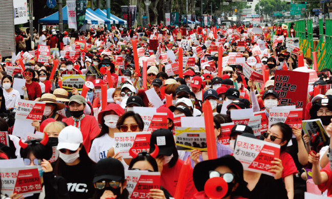 ‘홍대 몰카 유출 사건’에 대한 경찰의 성(性)차별 편파 수사를 규탄하는 대규모 여성집회가 서울 곳곳에서 열리고 있다. 사진은 6월 9일 서울 대학로에서 열린 집회. [동아DB]