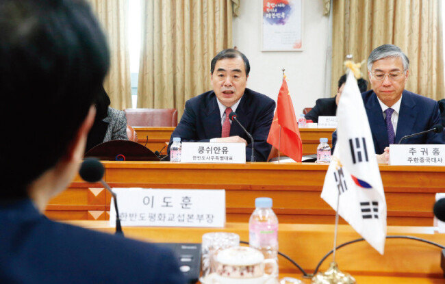 1월 5일 쿵쉬안유 중국 외교부 부부장 겸 한반도사무특별대표가 서울 종로구 외교부에서 열린 북핵 문제 해결을 위한 한중 6자회담 수석대표 협의에서 모두발언하는 모습. [뉴시스]
