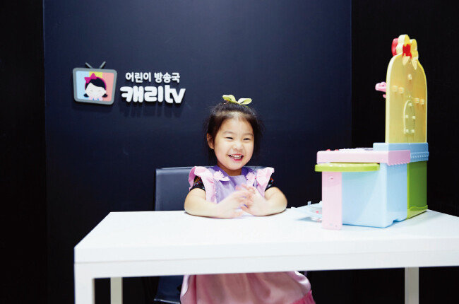 카페 내 스튜디오에서 ‘캐리 언니’가 된 것처럼 방송 체험을 할 수 있다.