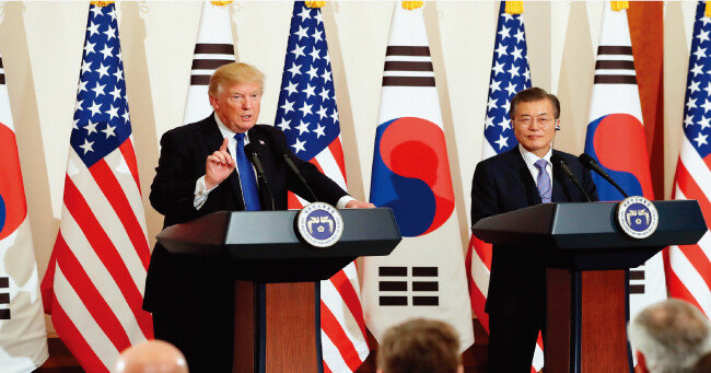 지난해 11월 한국을 국빈 방문한 도널드 트럼프 미국 대통령(왼쪽)은 미국 셰일가스를 수입할 한국 업체명을 적은 공동언론발표문을 문재인 대통령과 함께 발표했다. 미국은 자국의 원자력 산업이 죽어버렸기에 한국 원자력 산업에 결코 우호적이지 않다. [뉴시스]