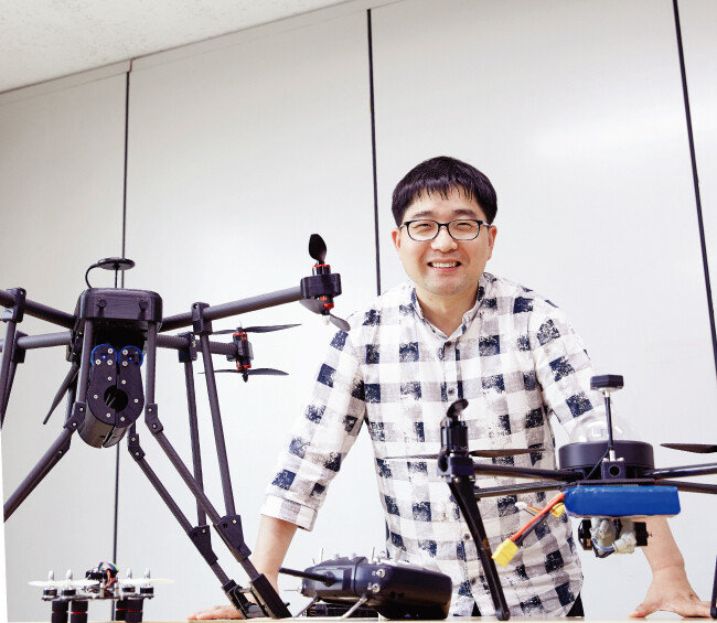 강종수 세이프어스드론 대표가 개발 중인 ‘고압송전선 점검용 드론’ ‘꿀벌 드론’ ‘하우스 농약방재 드론’(왼쪽부터). [홍중식 기자]