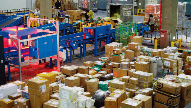 인천국제공항 인천본부세관 특송물류센터에서 통관 작업을 거치고 있는 해외직구 제품들. [동아DB]