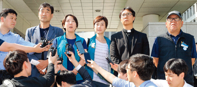 5월 30일 김승하 전국철도노동조합 KTX열차승무지부장(왼쪽에서 세 번째) 등이 대법원장 비서실장과 면담해 KTX 해고 승무원 판결에 대한 직권 재심 등을 촉구했다는 내용을 설명하고 있다. [동아DB]