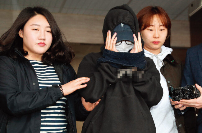 홍익대 회화과 누드크로키 수업에서 동료 남성모델의 나체를 찍은 혐의로 기소된 안모 씨(가운데). [뉴스1]