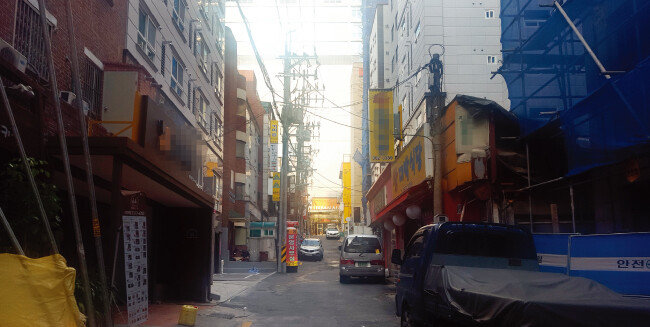 오피스텔촌으로 변신 중인 이화여대 정문 앞 간선도로.