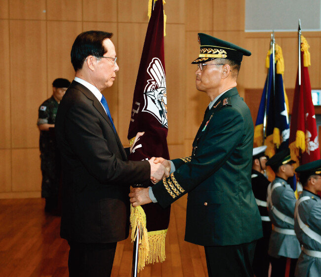 8월 4일 송영무 국방부 장관(왼쪽)이 경기 과천시 국군기무사령부에서 열린 기무사령관 취임식에서 남영신 신임 기무사령관과 악수하고 있다. [사진 제공 · 국방부]