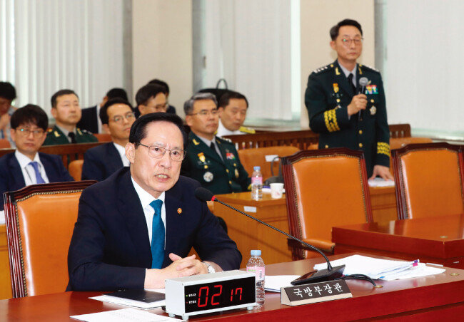  7월 24일 오후 국방위원회에 출석한 송영무 국방부 장관(맨 앞)과 이석구 전 국군기무사령관이 계엄 문건에 대해 의원들의 질의에 답하고 있다. [동아DB]