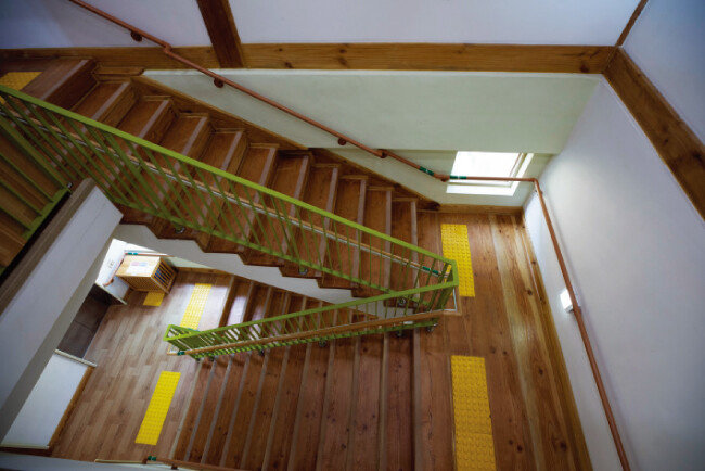 아이들 안전을 위해 난간이 설치된 목조계단. 