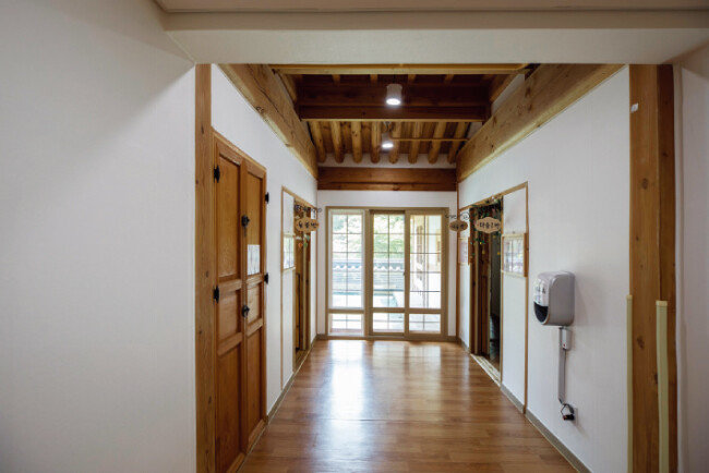 한옥의 좁고 긴 구조를 살린 복도. 