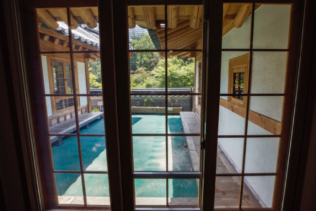 복도를 지나면 유리창문을 통해 추녀와 툇마루가 설치된 1층 안마루와 바깥 경치를 볼 수 있다. 