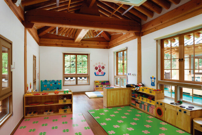 한옥의 낮은 창 아래 덧창을 덧대 햇살과 바깥 풍광을 실내로 더 끌어당겼다.