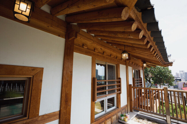 2층 마당의 처마.