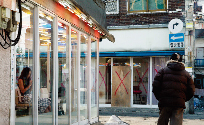 지난해 2월 철거를 한 달 앞둔 서울 청량리4구역 내 집창촌의 모습. [동아DB]