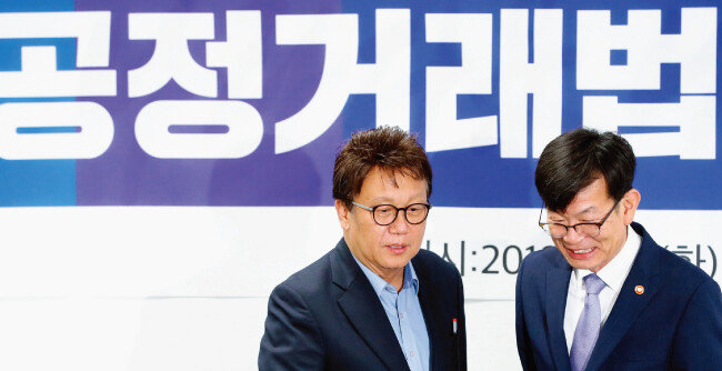 민병두 국회 정무위원장(왼쪽)과 김상조 공정거래위원장이 8월 21일 국회에서 열린 공정거래법 전면개정 당정협의에서 대화하고 있다. [뉴스1]