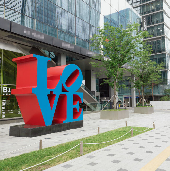 서울 명동 삼일대로에 자리한 ‘LOVE’. 366×366×183cm, 1966~2016. [지호영 기자]