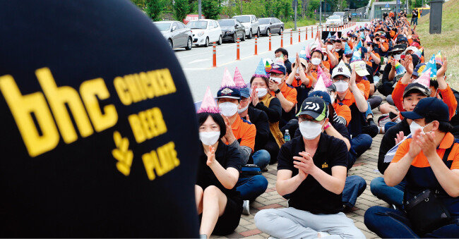 6월 14일 치킨프랜차이즈 bhc 가맹점주들이 정부세종청사 공정거래위원회 앞에서 평화집회를 열고 bhc 본사의 불공정 행위 개선을 촉구했다. [뉴시스]