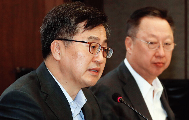 김동연 경제부총리 겸 기획재정부 장관(왼쪽)이 7월 30일 서울 중구 은행회관에서 열린 세제발전심의위원회에서 2018년 세법개정안에 대해 발언하고 있다. [뉴스1]