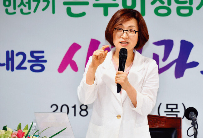 은수미 성남시장은 7월 11일부터 8월 16일까지 50개 동을 순회 방문하며 아동수당 지역상품권 지급 등 현안을 주민들에게 설명했다. [사진 제공 · 성남시청]