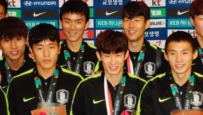 남자 축구대표팀 선수들이 9월 3일 해단식에서 환하게 웃고 있다. [뉴스1]