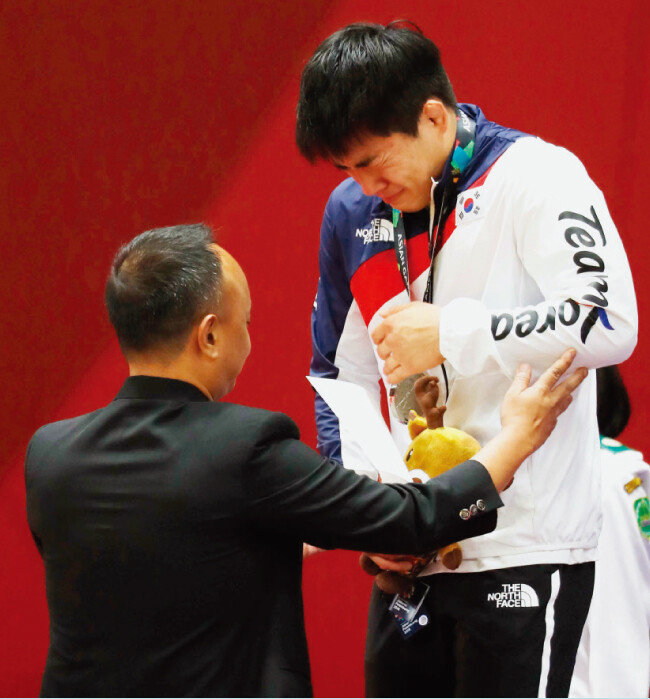 8월 30일 남자 유도 -73kg 시상식에서 안창림이 은메달을 목에 걸고 눈물을 흘리고 있다. 이날 안창림은 결승전에서 일본 오노 쇼헤이에게 석연치 않은 심판 판정으로 패했다. [뉴스1] 