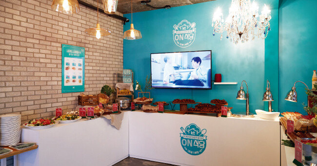 깔끔한 인테리어와 케이터링이 돋보이는 식당 내부.