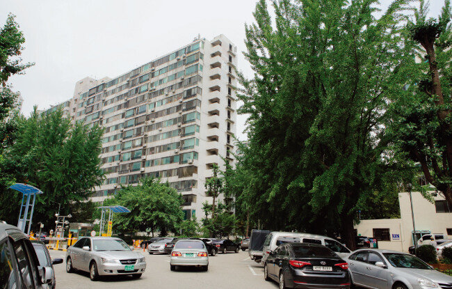 부동산시장에 서울 아파트 불패론이 불거지면서 9월 초까지 국지적으로 아파트 가격이 급상승했다. 사진은 강남권 재건축 아파트 가운데 대장주로 꼽히는 잠실주공5단지. [동아DB]